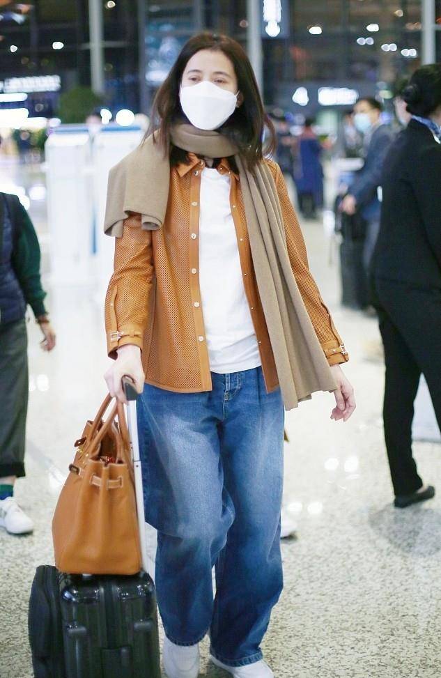 带着|张智霖袁咏仪夫妻颜值太高了,都不惧镜头素颜出行,低调秀恩爱