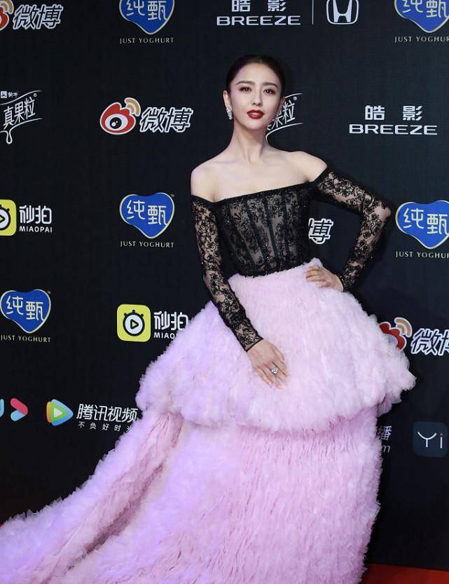 鱼尾|佟丽娅笑起来也太甜了，梨涡抢眼，穿着纱裙跟“仙女”没什么两样