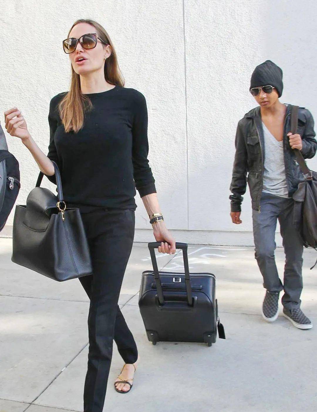 黑色|看朱莉的“黑白配”造型，才知道什么叫潮流易逝、经典永存！