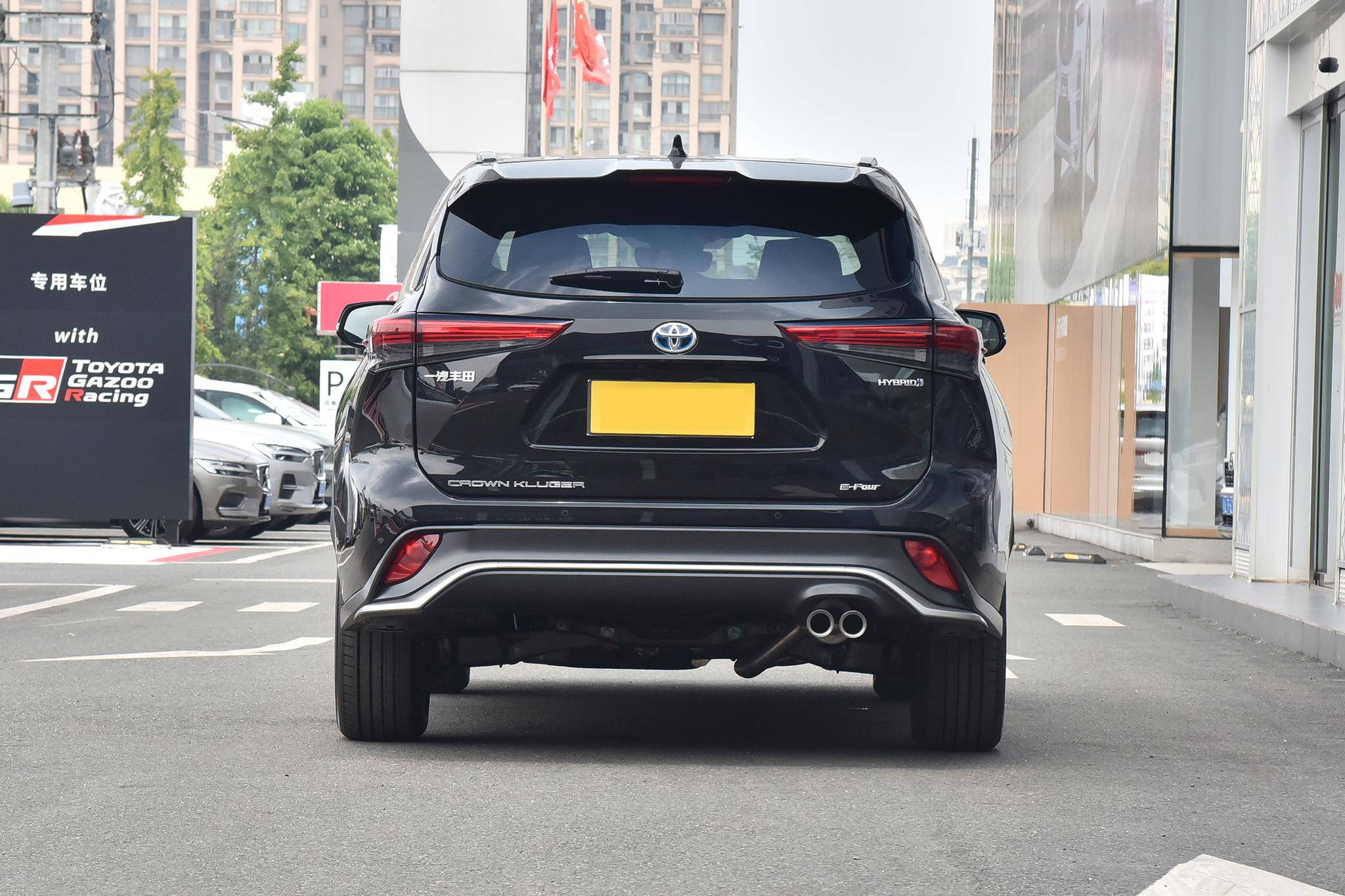 27.58万起售!油电混合 电子四驱,车长超5米,实拍皇冠陆放