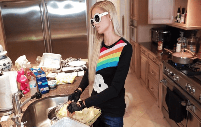 节目组|希尔顿爆笑真人秀，戴钻石口罩买菜，卡戴珊从嘉宾变丫鬟？