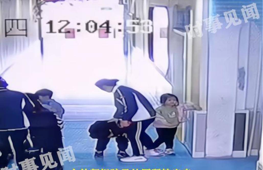 厕所|山东一幼师骑在孩子身上，在厕所盲区体罚学生，如今老师不知所踪