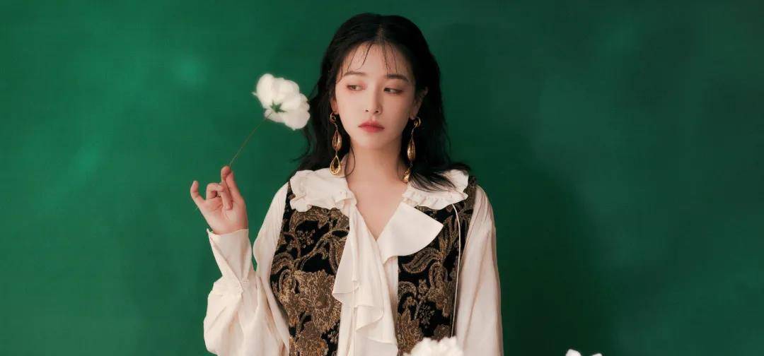 发型|明明有顶级女主脸却糊了10年？她这次终于靠复古风封神了！