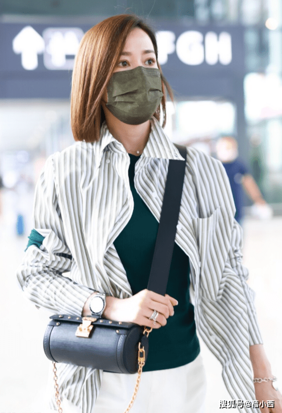 摩卡|佘诗曼换了摩卡波波头,减龄至少20岁,穿条纹衬衫配短裤时髦洋气