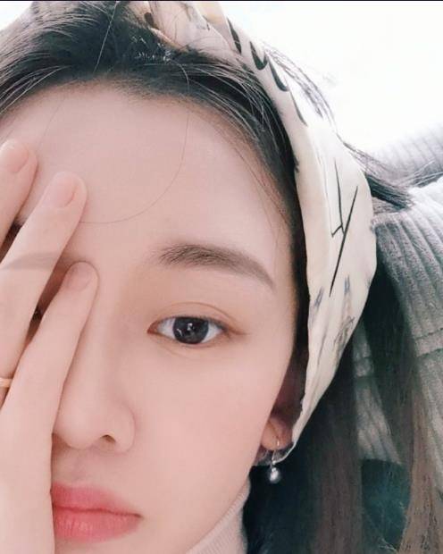 苗苗|苗苗为女儿做裙子，意外曝光家中陈设，摆放和郑恺初相识合照太甜