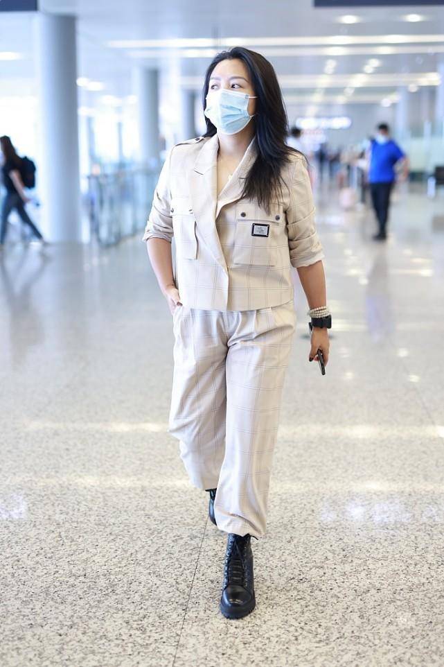 套装|何洁这次穿对了，白色格纹西服套装知性干练，显瘦又有气场