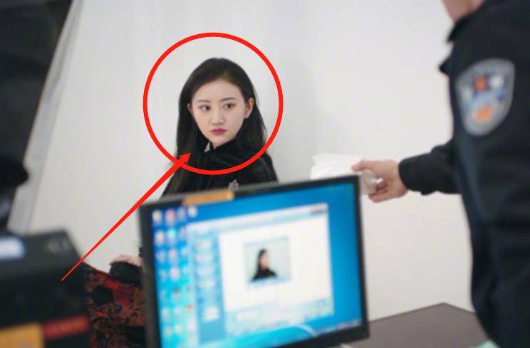 人间|景甜拍证件照被要求现场卸妆，没了大红唇后，真实颜值如何一望而知