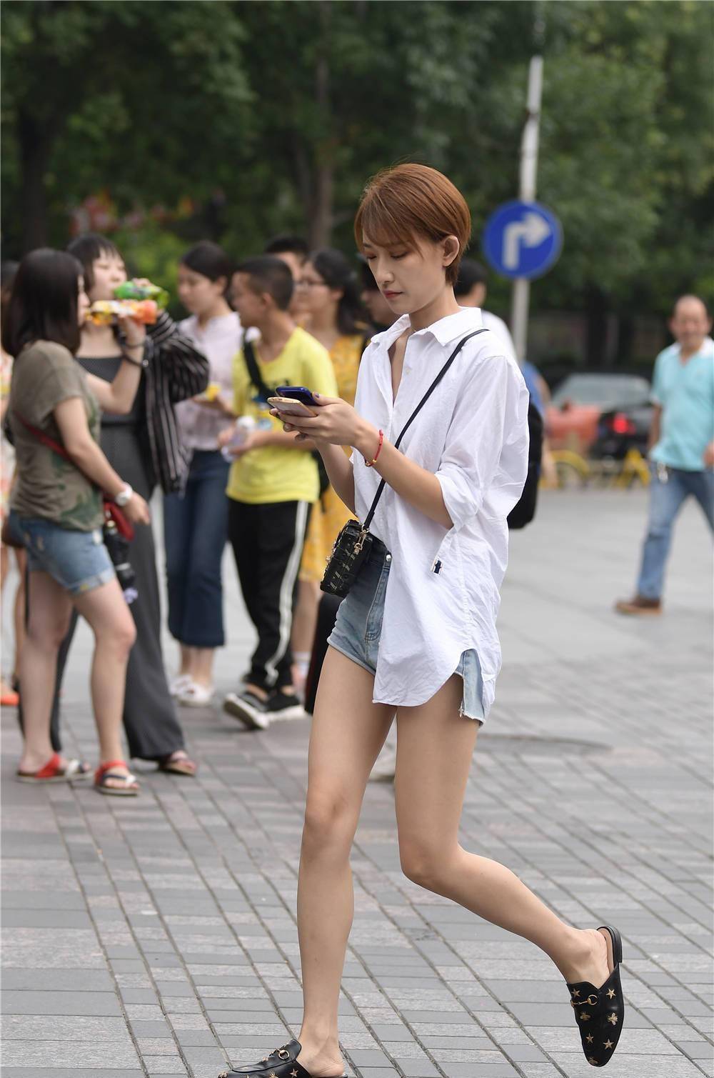 设计|牛仔短裤搭配T恤，穿出休闲风格，骨感身材的美女穿搭也很简约