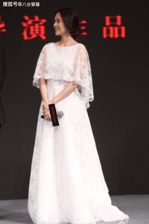 黑色|章子怡气质感真好，随便穿件“雨衣”都能美出圈，利落随性又时髦