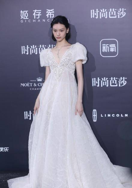 黑色|又是红毯！杨采钰又仙又欲，斐妈吊带撩人，赵丽颖过时裙惊艳全场