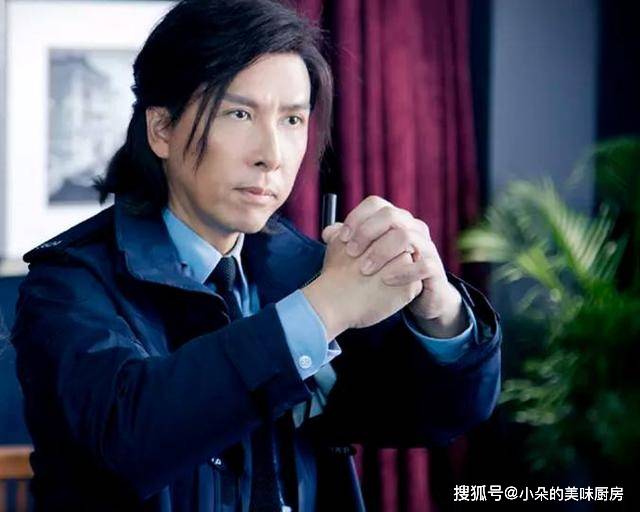 元彪的这部经典穿越片,在2014年被甄子丹翻拍成《冰封:重生之门》
