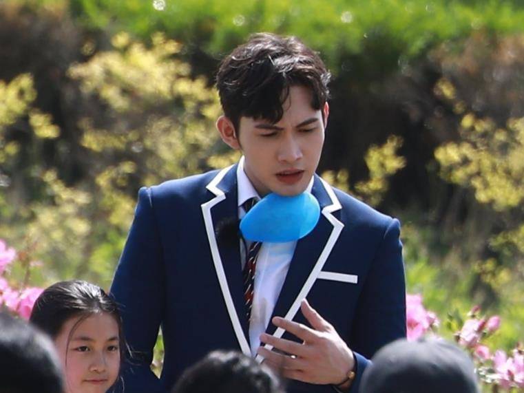 看点|《极限挑战》校服路透,杨超越甜美可爱,张彬彬不演校园剧可惜