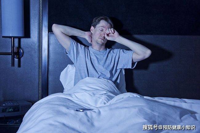 眼睛|爱放屁只因肝脏有问题?少吃2类食物,坚持2个习惯,肝慢慢变好