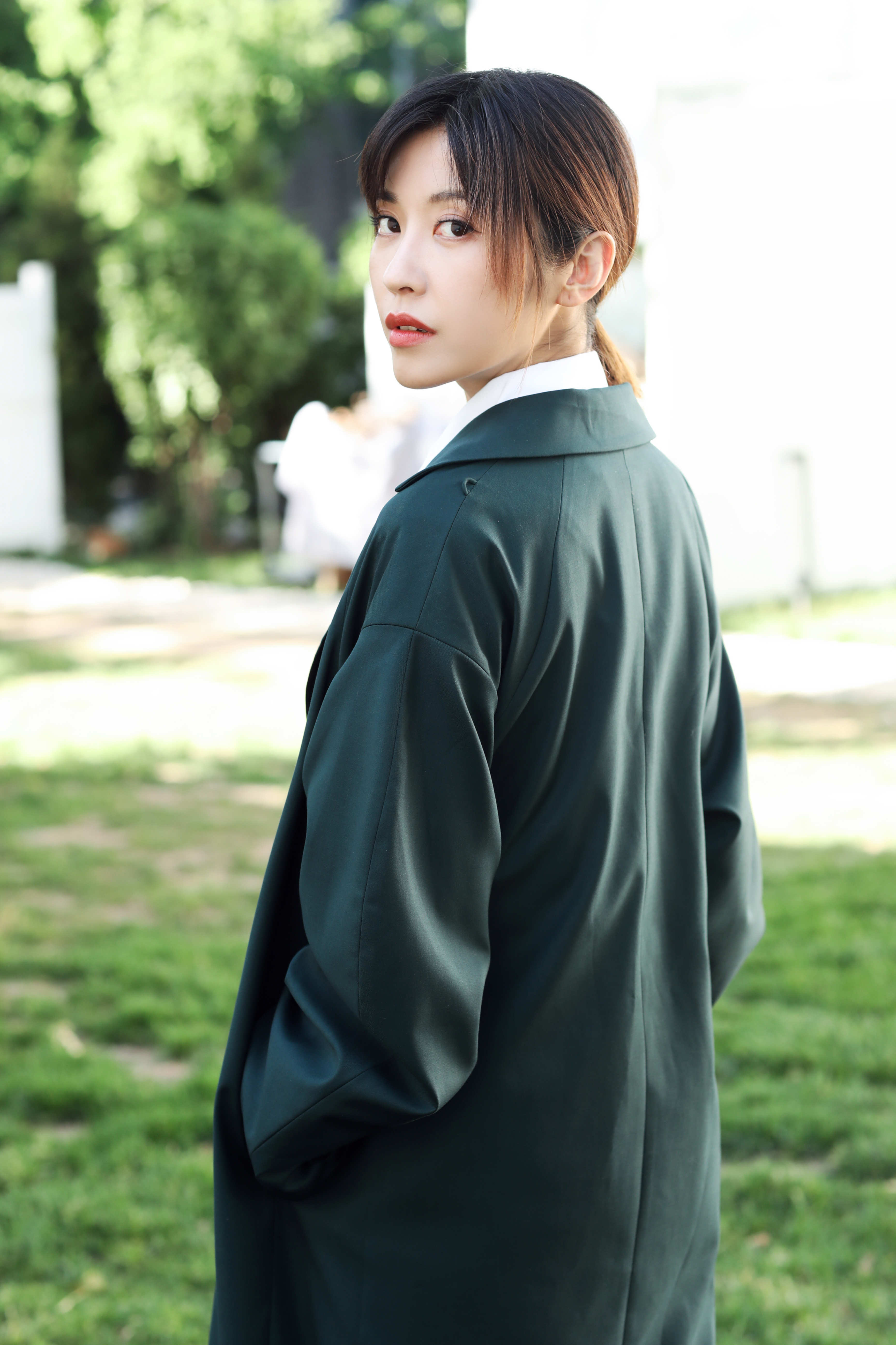 裘恩典户外风衣写真发布 阳光树影知性温柔