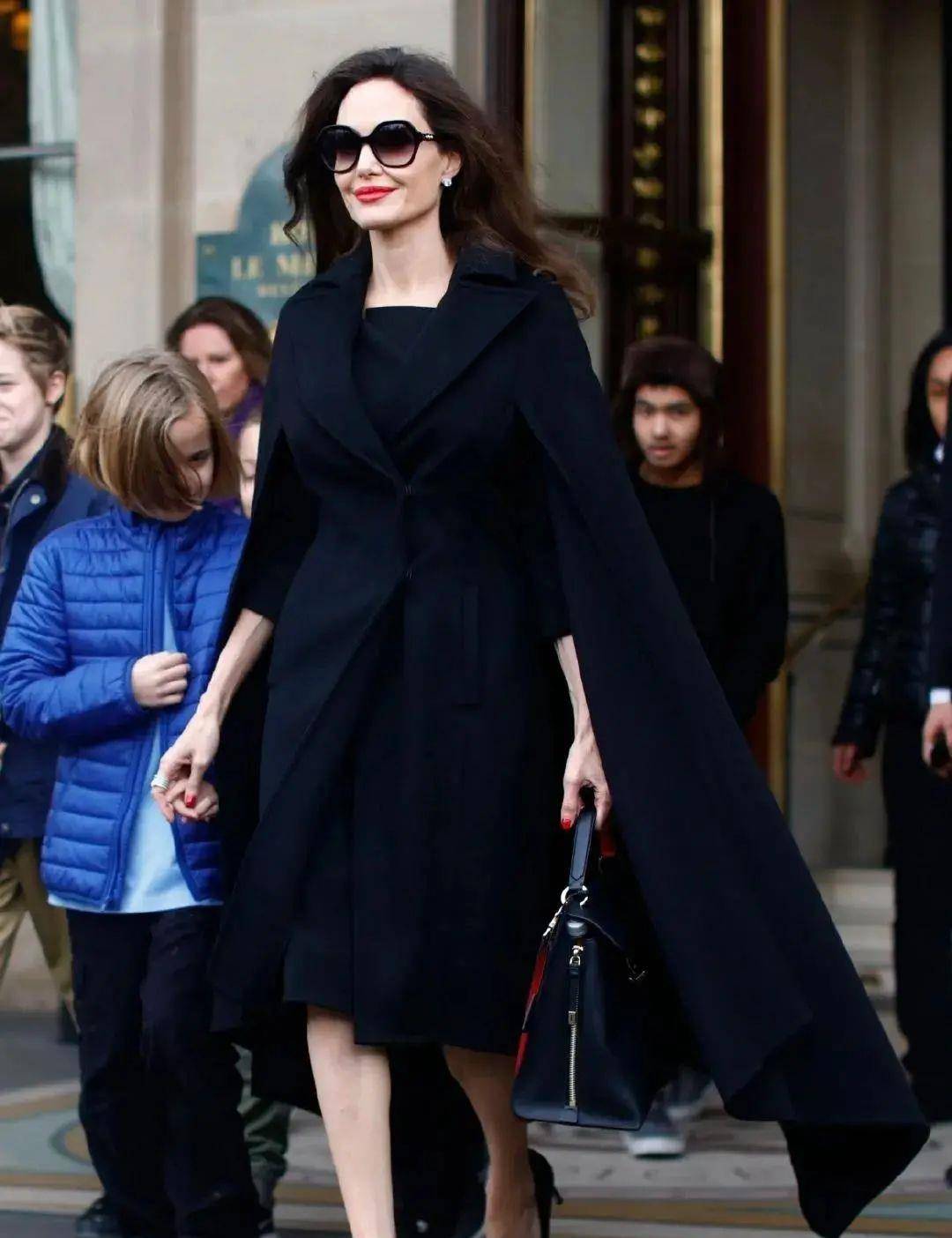 黑色|看朱莉的“黑白配”造型，才知道什么叫潮流易逝、经典永存！