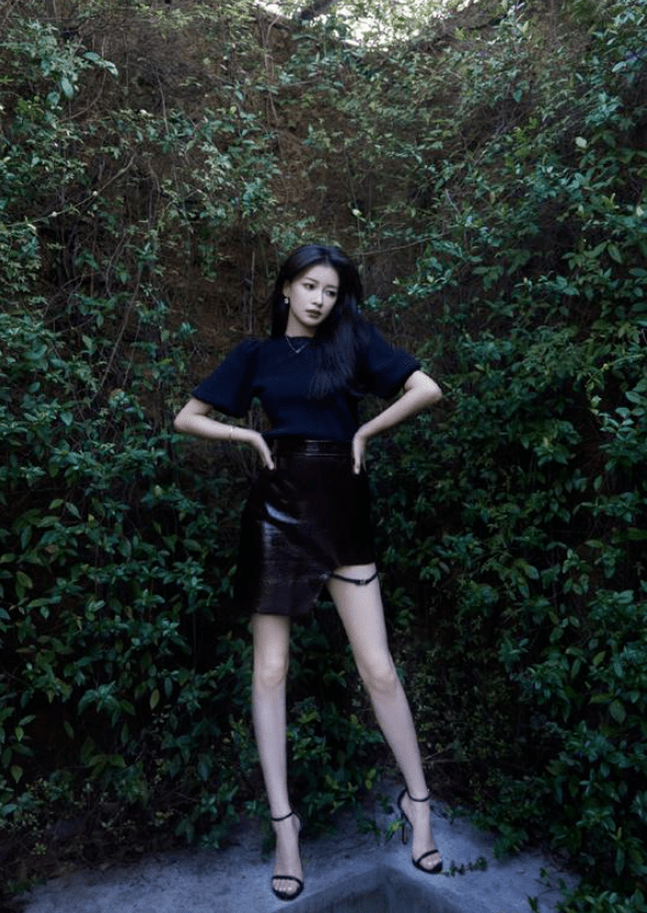 黑色|孙怡的细腰长腿无敌了！泡泡袖上衣搭配黑色皮质短裙，俏皮洋气