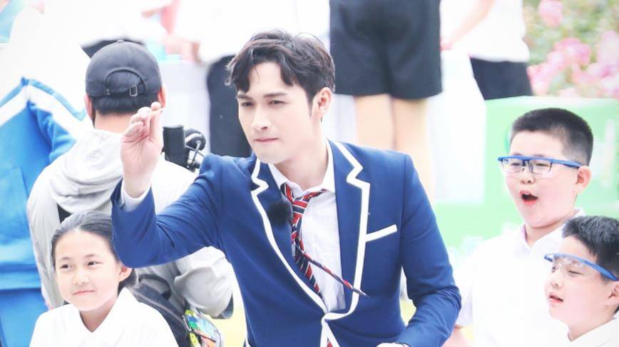 看点|《极限挑战》校服路透,杨超越甜美可爱,张彬彬不演校园剧可惜