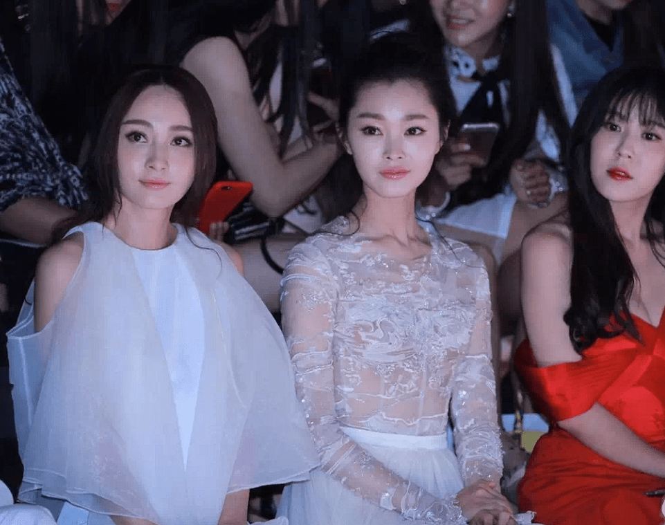 透视|气质的女人玩性感,宋轶就算穿着“低俗”的裙装,也不影响高雅感