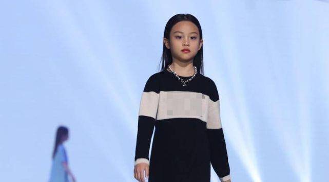 马尾|8岁甜馨真不怕吃苦！扎马步表情挣扎太像贾乃亮，梳高马尾飒气十足