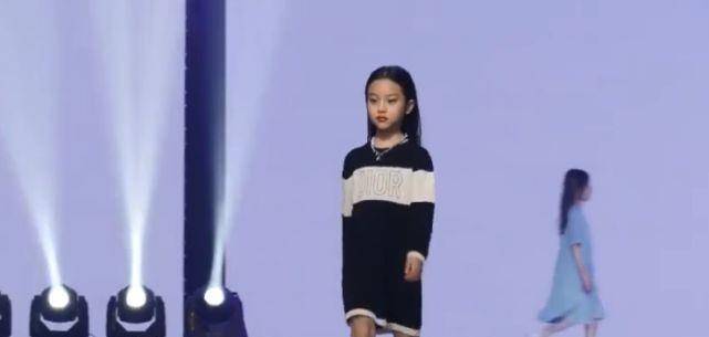 马尾|8岁甜馨真不怕吃苦！扎马步表情挣扎太像贾乃亮，梳高马尾飒气十足