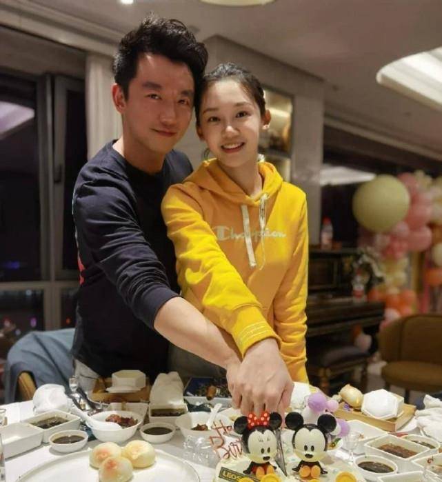 苗苗|苗苗为女儿做裙子，意外曝光家中陈设，摆放和郑恺初相识合照太甜