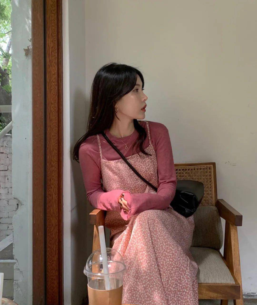 带着|别再穿一身黑了！这10套早秋穿搭让你美极了