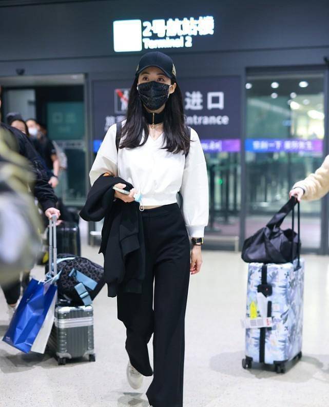 女孩子|韩雪把露脐上衣穿出高级感，配工装裤看不出赘肉，气质太飒了