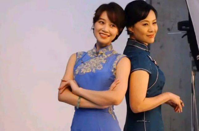 网友|蓝盈莹和“妈妈”拍大片，穿无袖旗袍清新脱俗，焦点却在妈妈身上