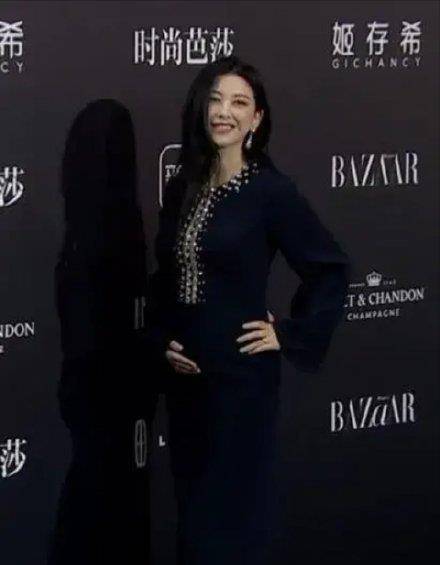 黑色|又是红毯！杨采钰又仙又欲，斐妈吊带撩人，赵丽颖过时裙惊艳全场