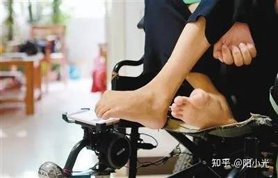 大脑|用自己的缺陷挑战别人的天赋，脑瘫小伙子用语言“秀”出自我