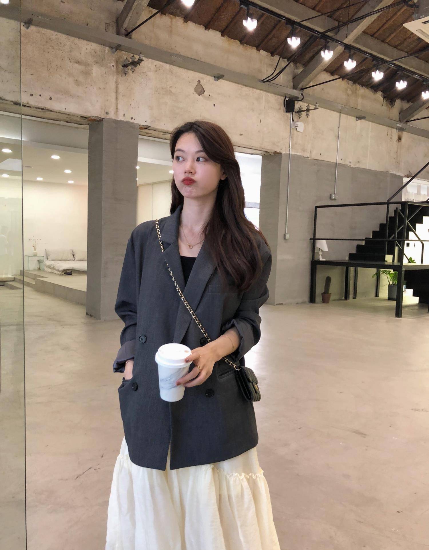 女生|初秋穿哪些单品时尚又百搭，永不过时的经典西装，时髦好看又显瘦
