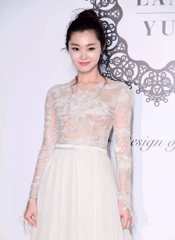 透视|气质的女人玩性感,宋轶就算穿着“低俗”的裙装,也不影响高雅感