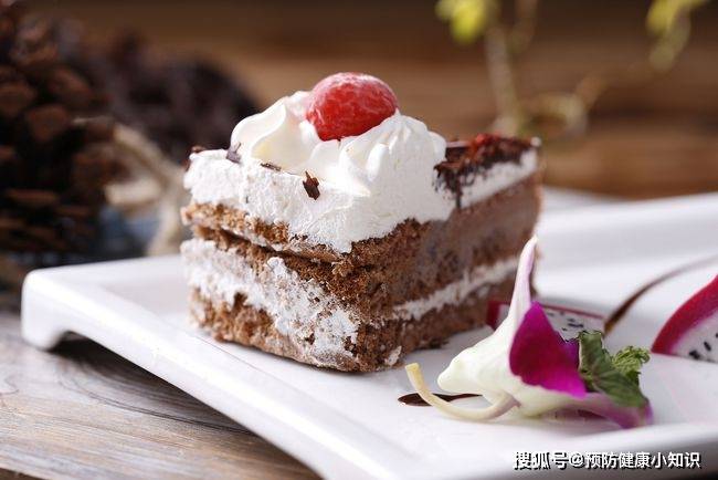 眼睛|爱放屁只因肝脏有问题?少吃2类食物,坚持2个习惯,肝慢慢变好