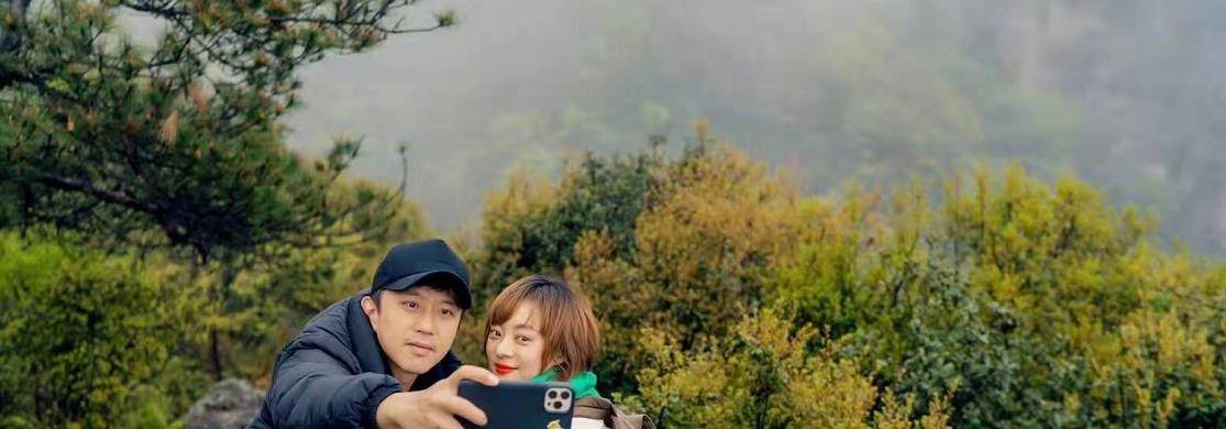 邓超|邓超夫妇甜蜜出游！孙俪戴绿围巾土出新高度，背起邓超一点不费力
