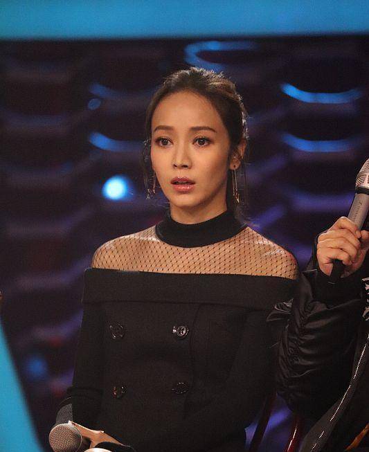 高跟鞋|侯佩岑的气质好独特，穿黑裙温柔好高级，一直很有少女感