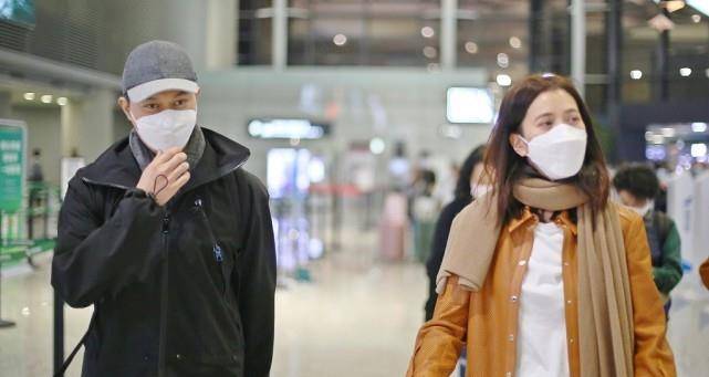 带着|张智霖袁咏仪夫妻颜值太高了,都不惧镜头素颜出行,低调秀恩爱