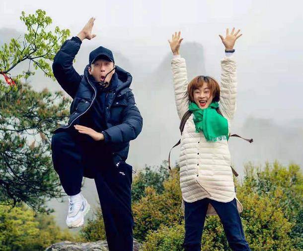 邓超|邓超夫妇甜蜜出游！孙俪戴绿围巾土出新高度，背起邓超一点不费力