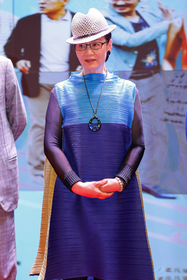 显得|潘虹太会保养了,被怼脸拍皮肤也好细腻,穿蓝色连衣裙衬得更年轻