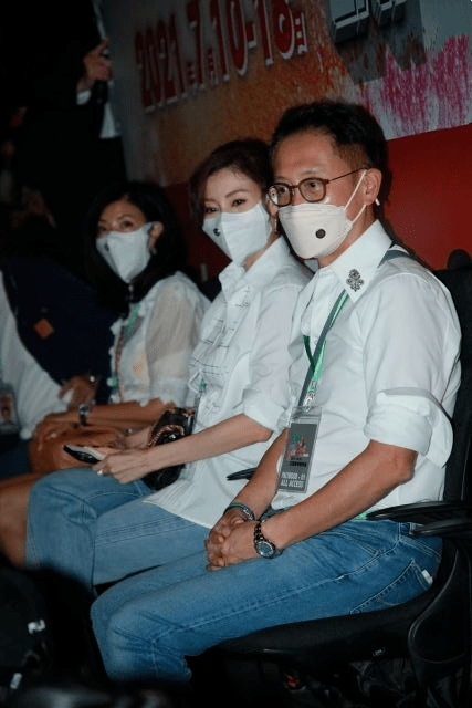 女神|51岁李嘉欣为姐姐庆生！穿蕾丝裙超美艳，站旁边都抢C位姐姐风头