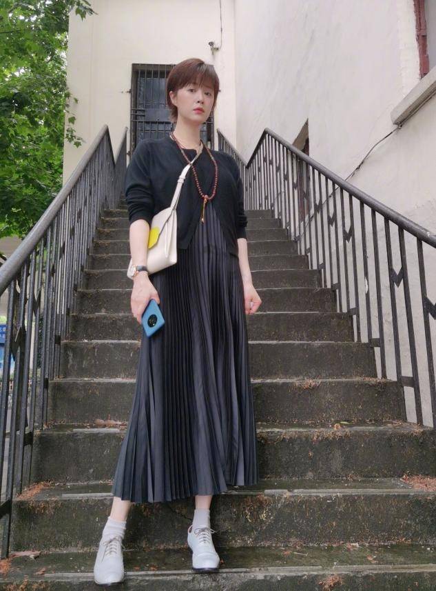 长发|蒋欣这次真逆袭了！罕见留长发撞脸杨幂，彻底告别时尚绝缘体气质