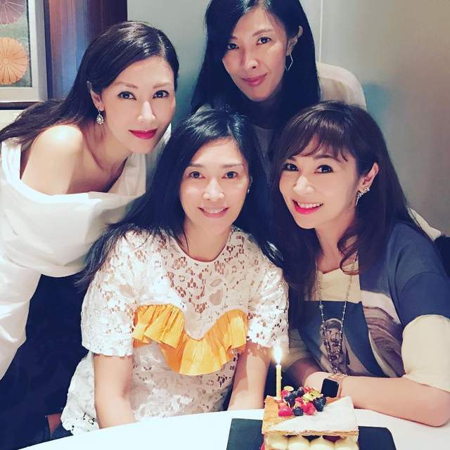 女神|51岁李嘉欣为姐姐庆生！穿蕾丝裙超美艳，站旁边都抢C位姐姐风头