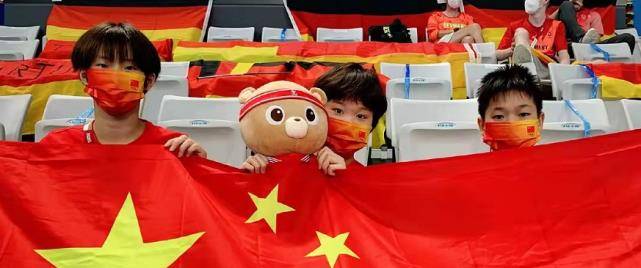 隔离|冠军全红婵隔离都不忘训练！穿休闲裤无巨星范，赛场上太英姿飒爽