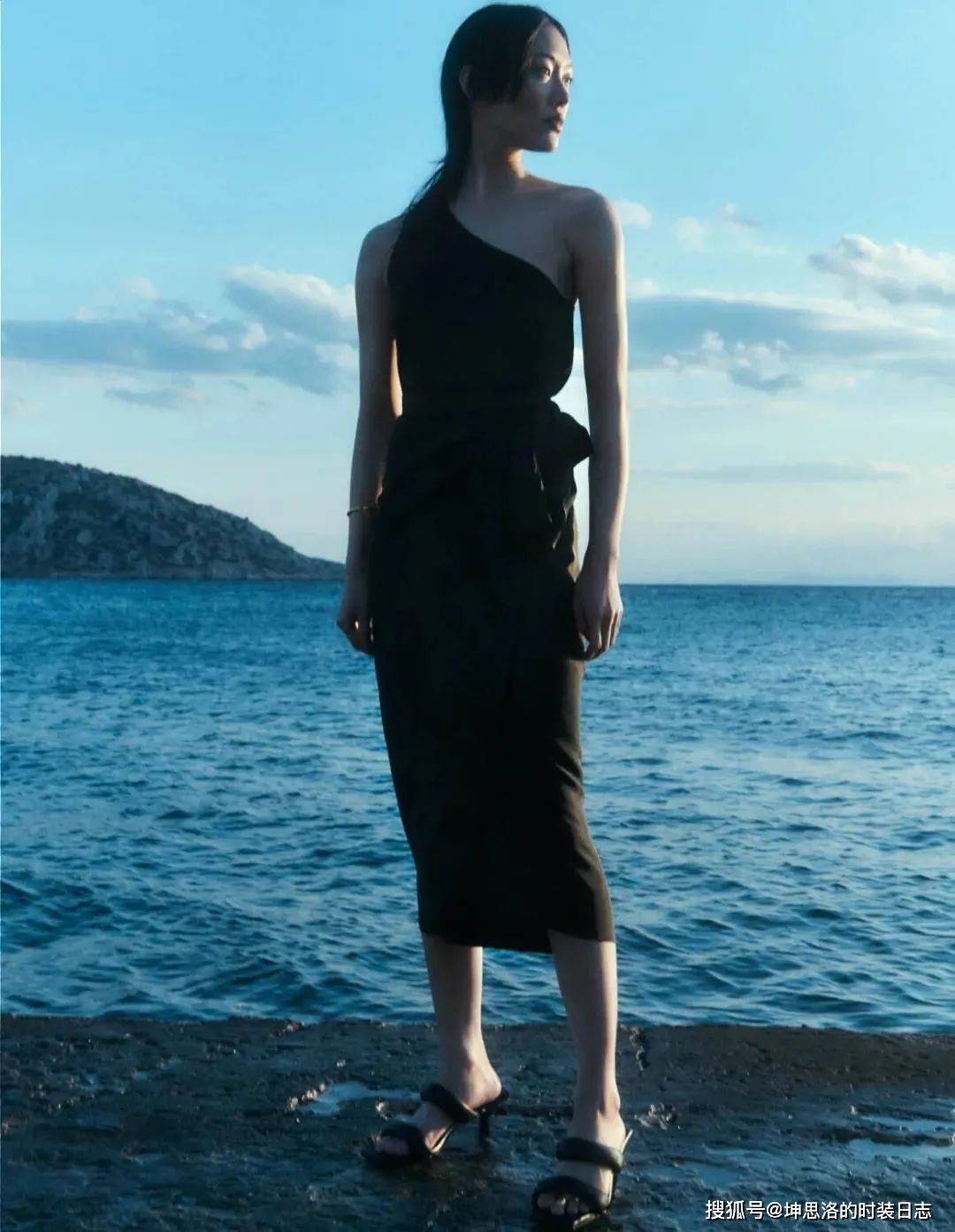 系列|Lookbook画册丨COS 2021夏季假日系列 以轻简搭配享受夏日宁静