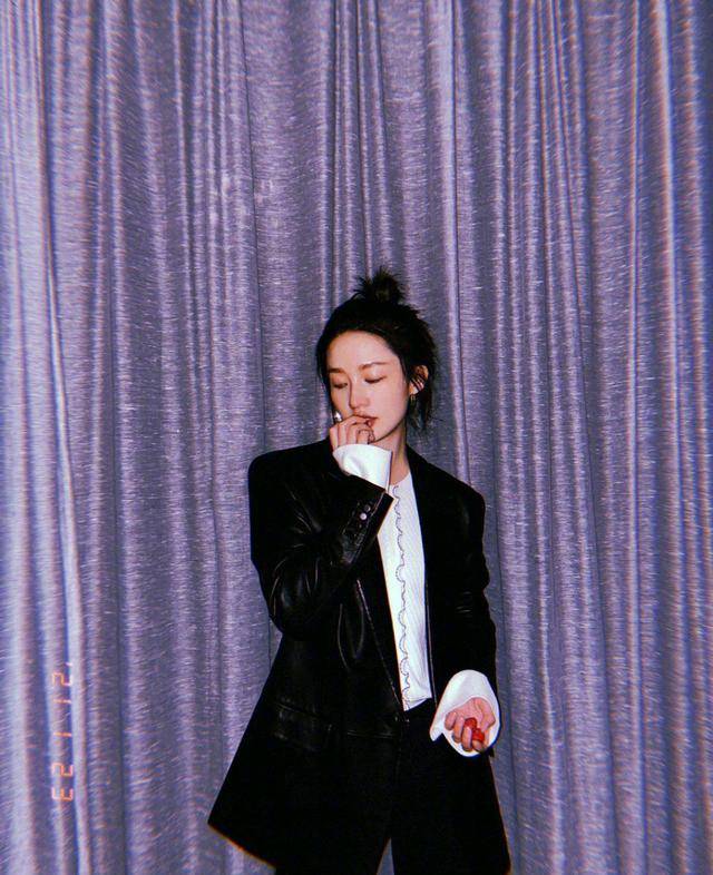 皮质|被李沁“帅”到，牛仔外套叠穿白衬衫简约帅气，皮质渔夫帽好抢镜