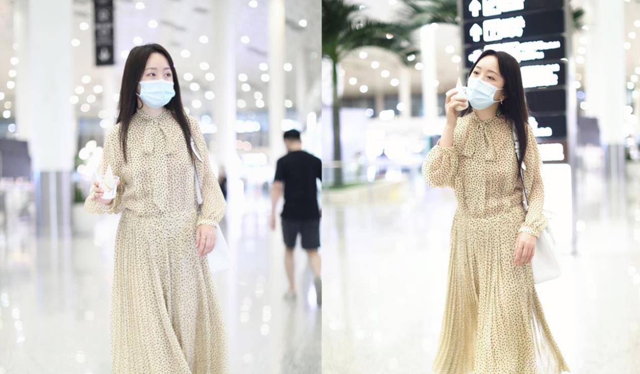服装|杨钰莹半百年纪还是那么甜，穿衣朴素却不显老，嫩的跟小女孩一样