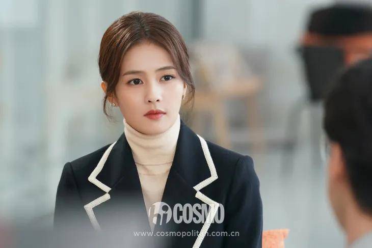 白鹿终于抽空回了趟现代,去《半是蜜糖半是伤》里闯投行.