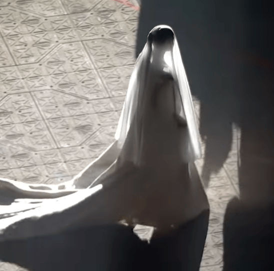 卡戴珊|金卡戴珊穿婚纱亮相坎爷演唱会!头纱好梦幻,仙气十足好浪漫啊