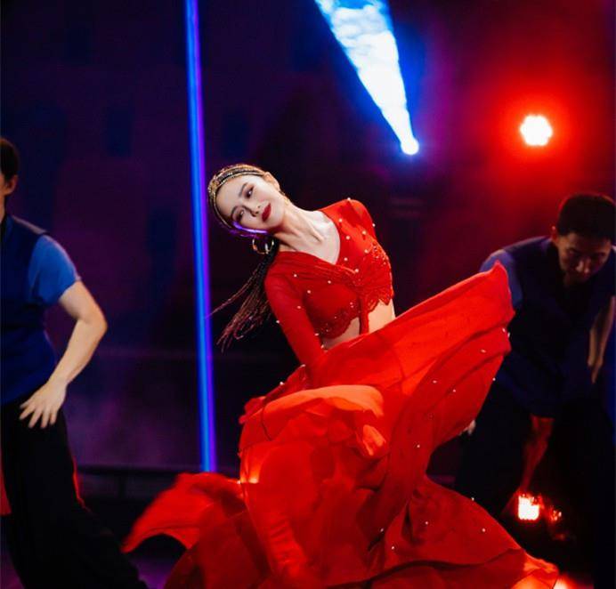 身材|佟丽娅在《舞蹈生》太敢穿，穿露脐装跳开场舞腰真细，配红裙惊艳
