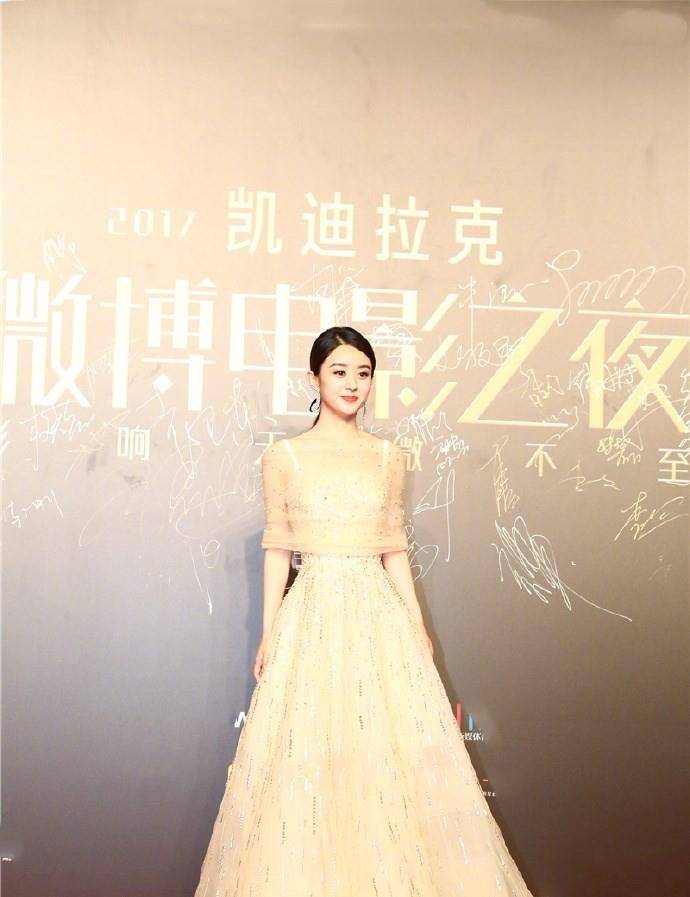 进行|赵丽颖夫妇走红毯，颖宝穿薄纱裙扮在逃公主，挽冯绍峰胳膊真甜蜜