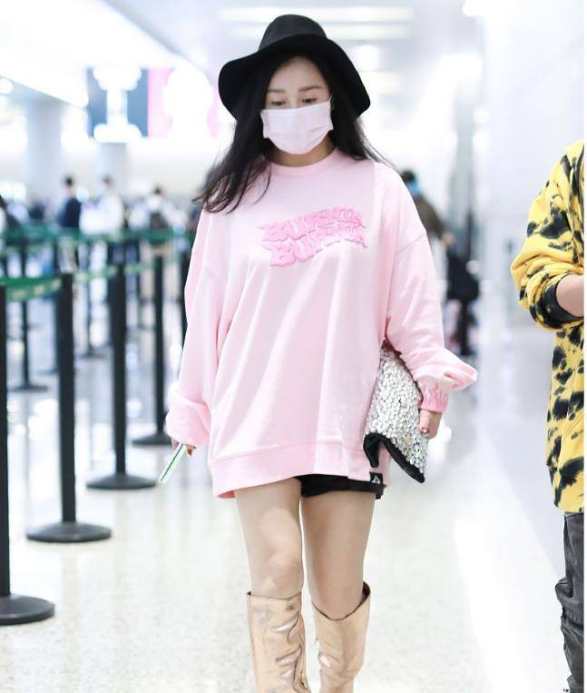 冉莹颖|冉莹颖身材像P的，“葫芦”曲线凹凸明显，肉感十足也不显壮